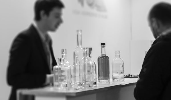 Exhibitor with a visitor at the VS Pack exhibition in Cognac